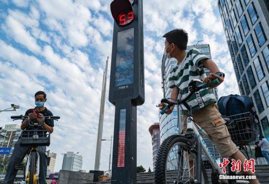 北京街头上线智能交通系统 可抓拍行人闯红灯